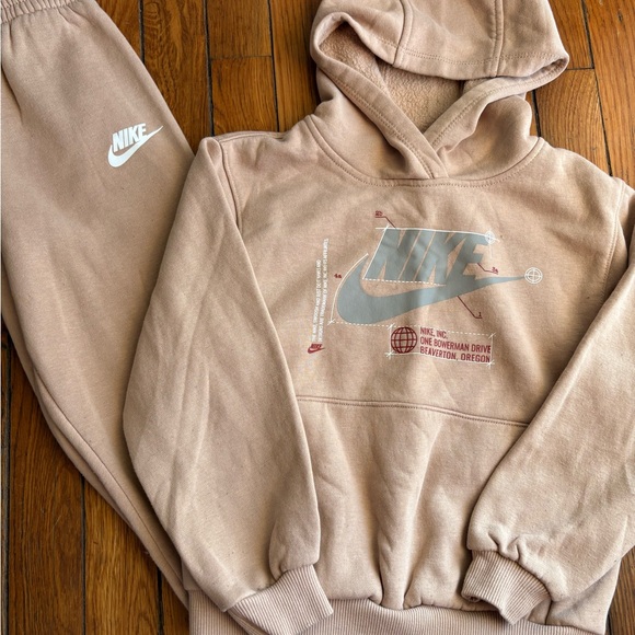 Size 7 Boys Nike Beige Hoodie and Joggers Sweatsuit Set - Picture 3 of 4